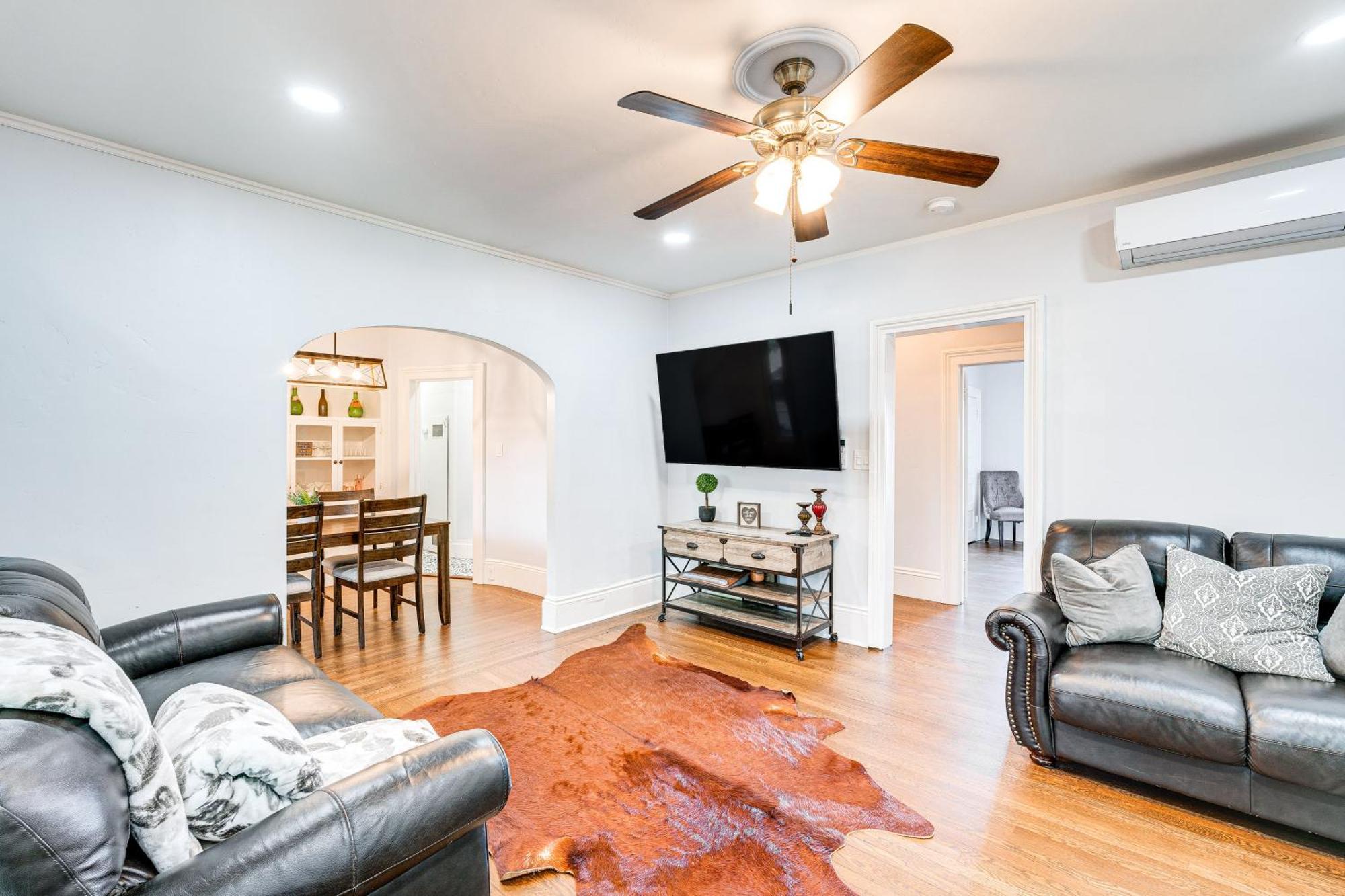 Bright Woodland Apartment Walk To Main Street Exterior photo
